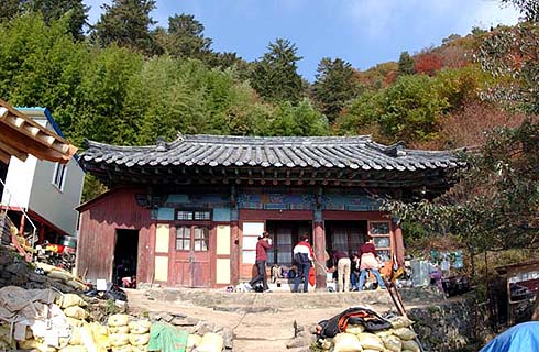 공양간과 기도하러 온 사람들이 묵을 수 있는 숙소를 겸하고 있는 고 건축은 산을 오르던 사람들에겐 잠시 다리 걸치고 쉴 수 있는 쉼터로 제공되고 있었다. 